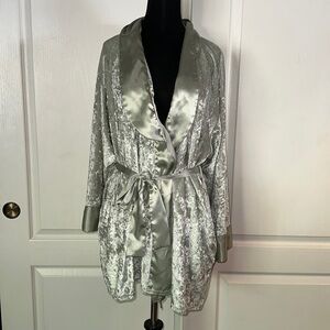 90s VTG VICTORIAS SECRET LIGHT GREEN CRUSHED VELVET SATIN ROBE